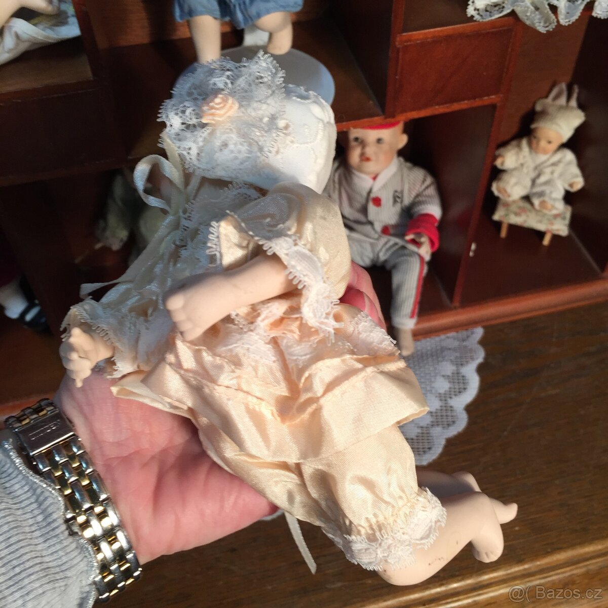 sběratelské panenky porcelánové značené a polička - 13