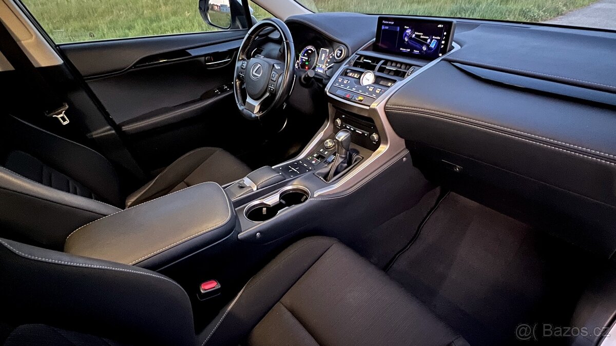Lexus NX300h Hybrid m.2021 Perleť Navi Kamera Automat - 13