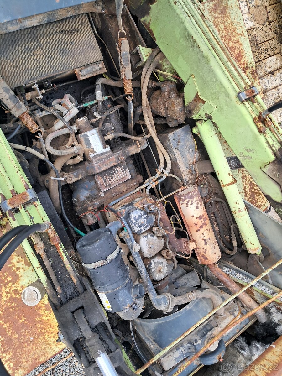 Prodám smykový nakladač UNC 750 - 13