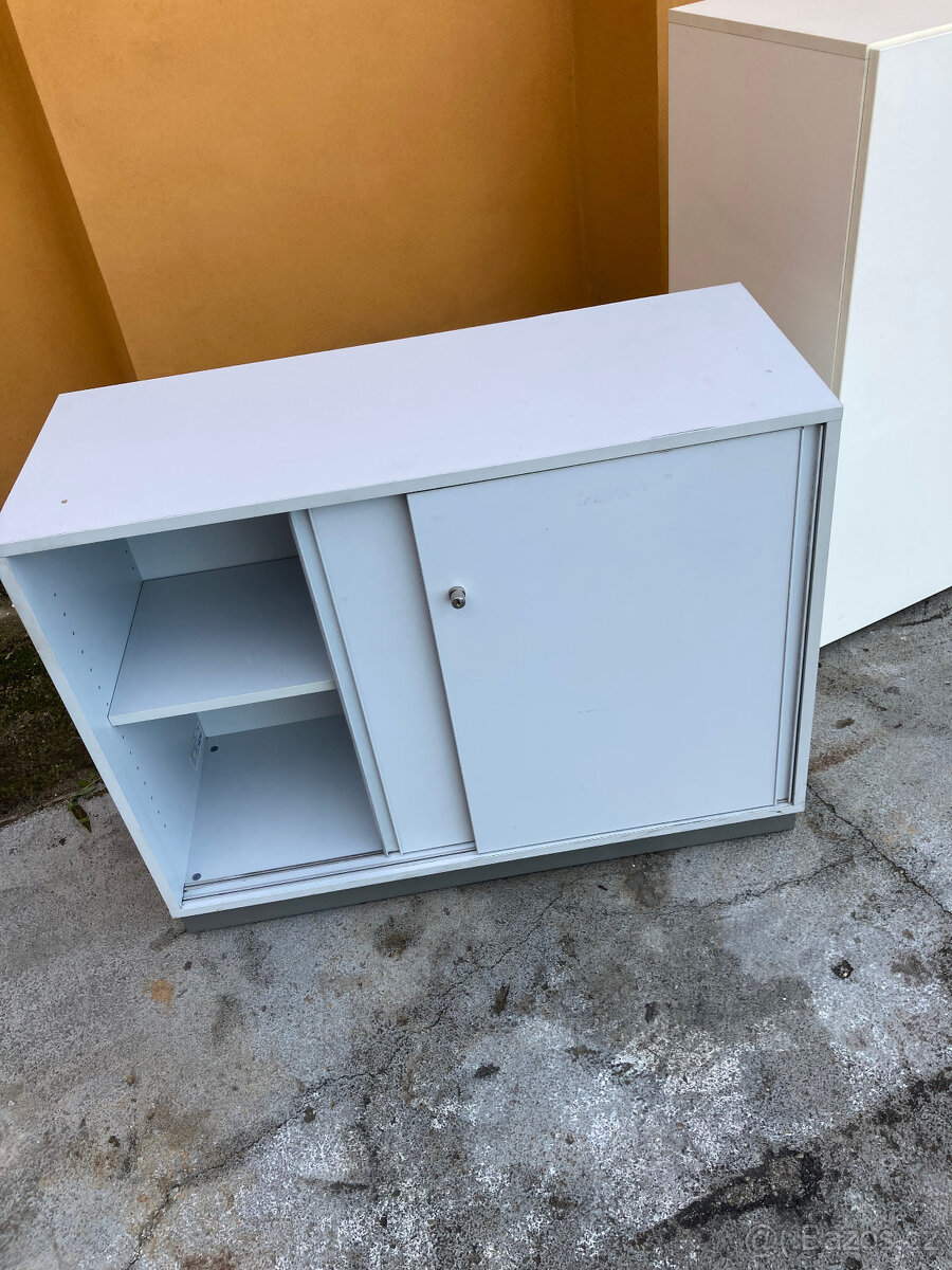 Skříňka nábytková nízká s posuvnými dveřmi za 500 kč - 13