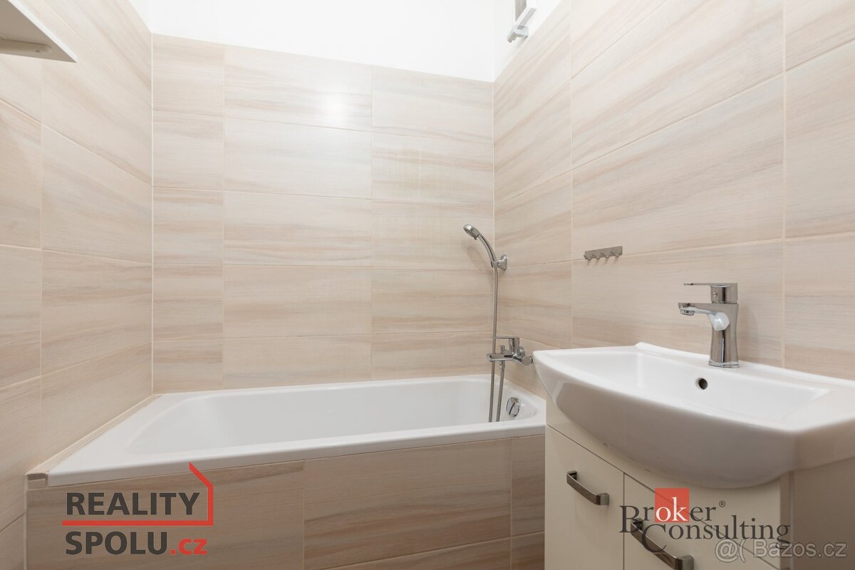 Převod dr. podílu, byty/3+1, 54 m2, Masarykova třída 854, 73 - 13