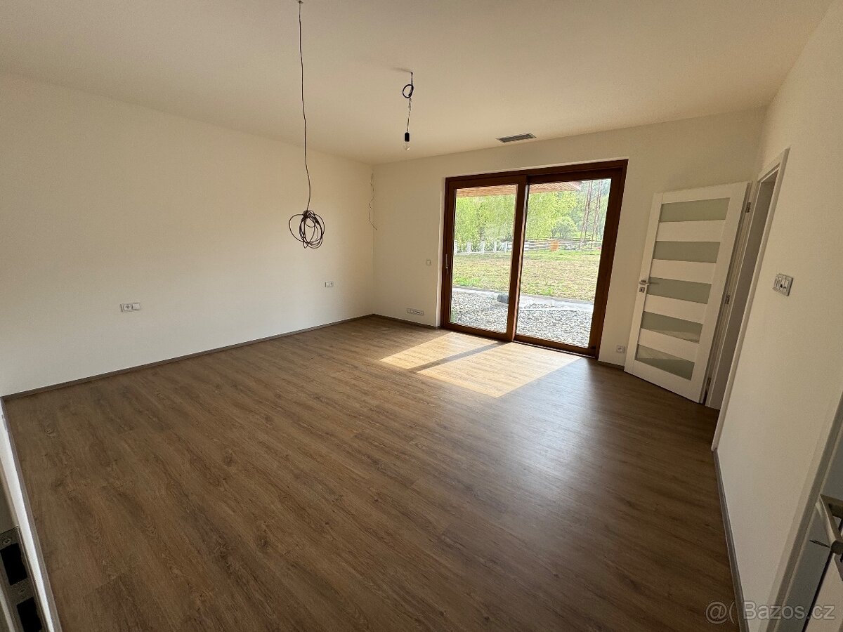 Pronájem novostavby rodinného domu 296 m2 - 13