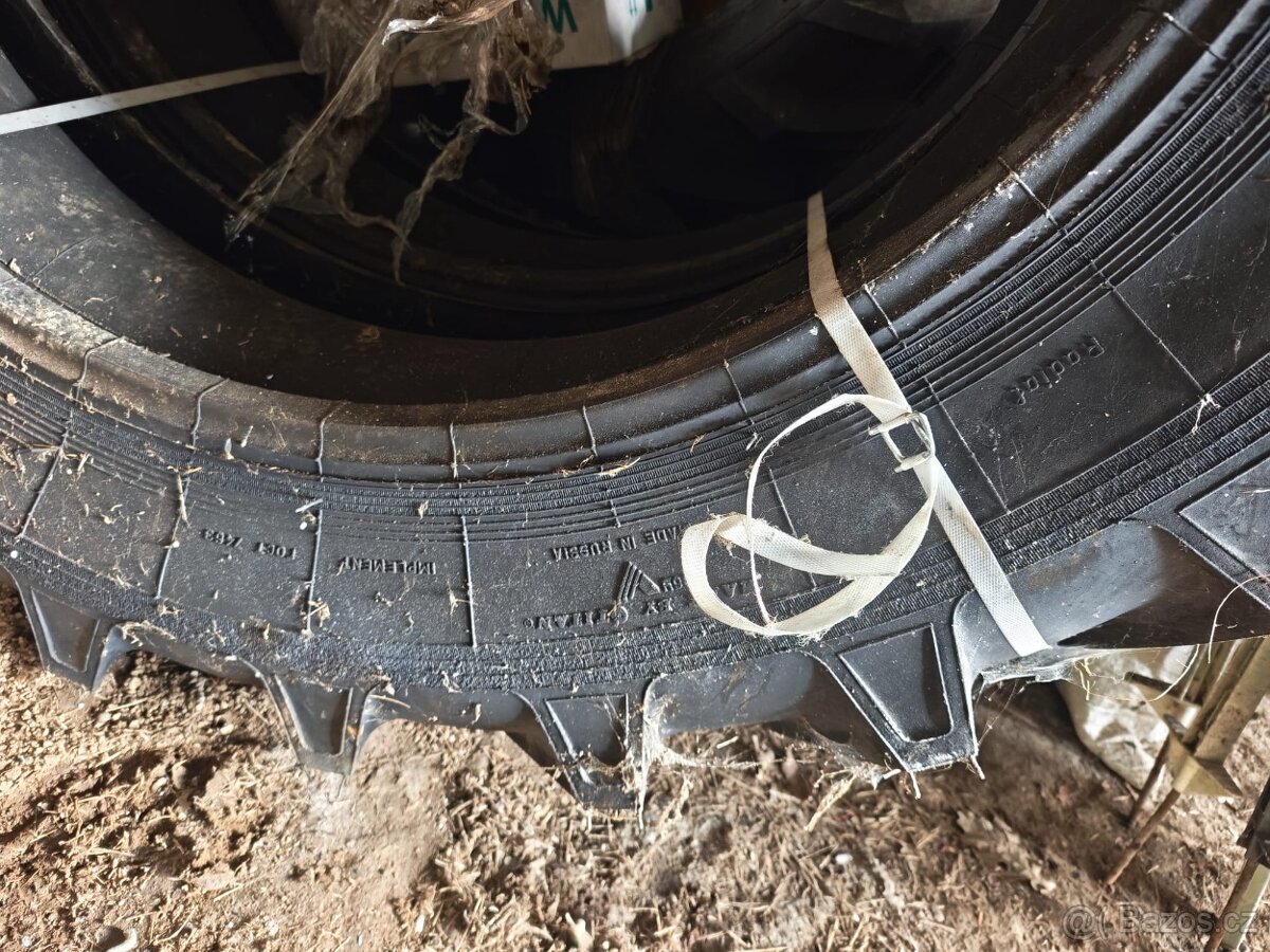 Traktorbagr Bělorus - 13