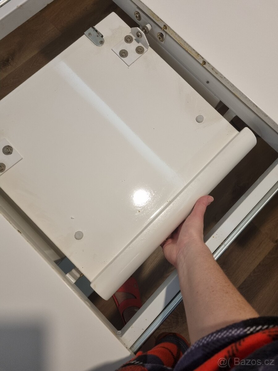 Bílý jídelní stůl - 13