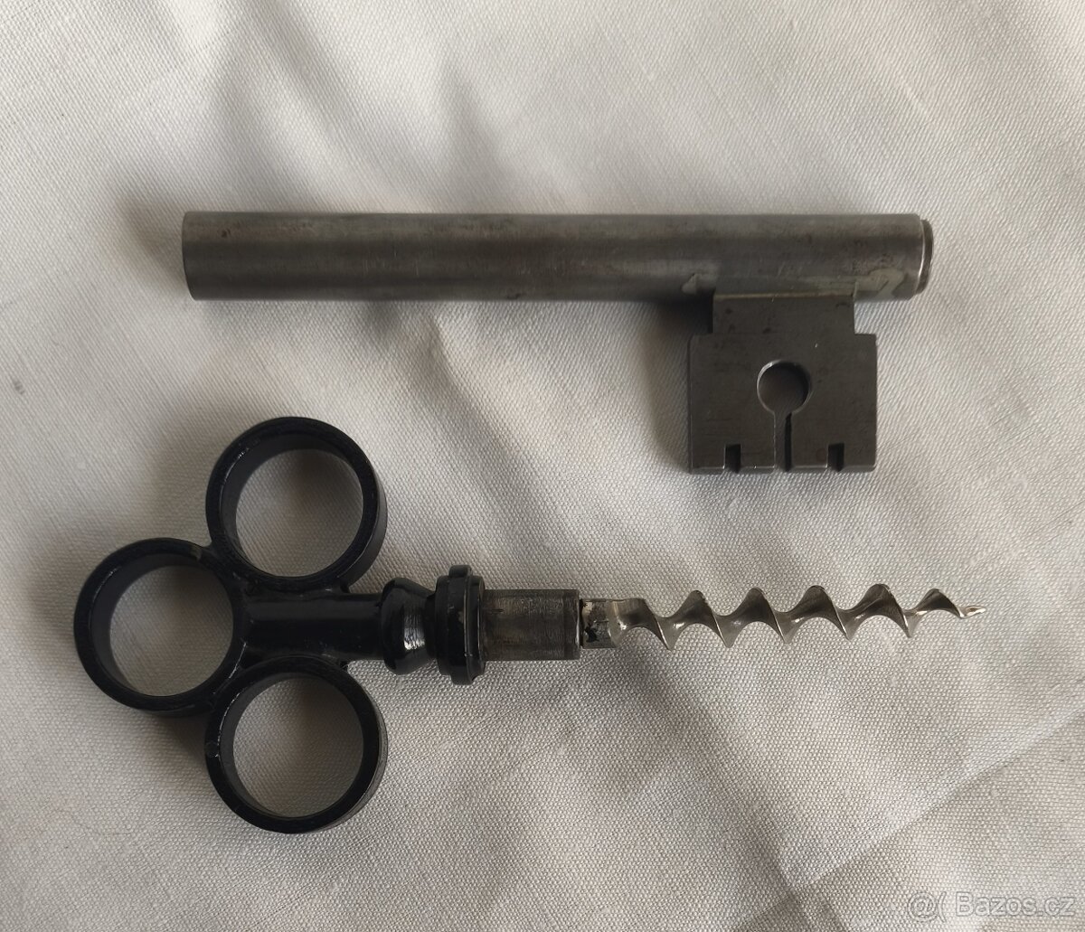 vintage nálevka na víno a vývrtka - 13