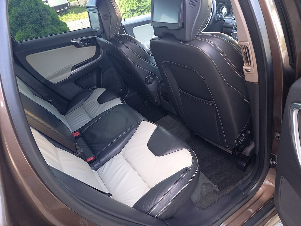 Volvo XC60, 2.4D5 120k 4x4+klima+Manual+ROZVODY - 13