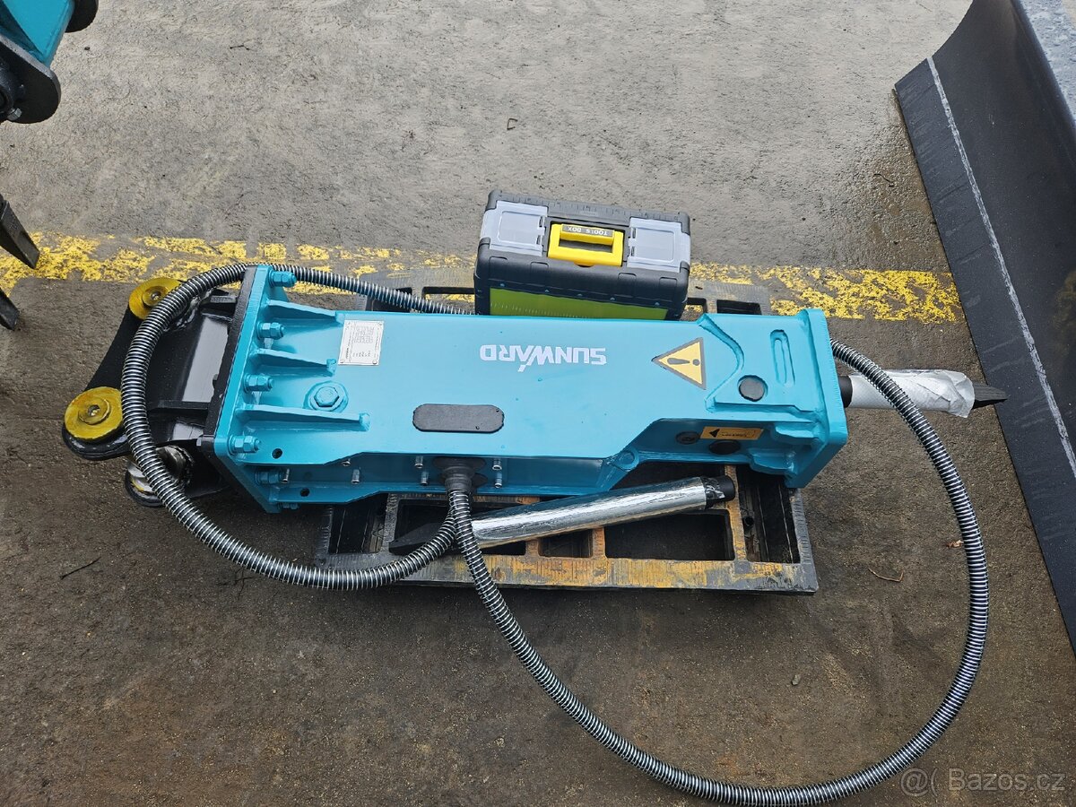 RYPADLO BAGR PÁSOVÝ 4000KG SUNWARD KUBOTA - 13