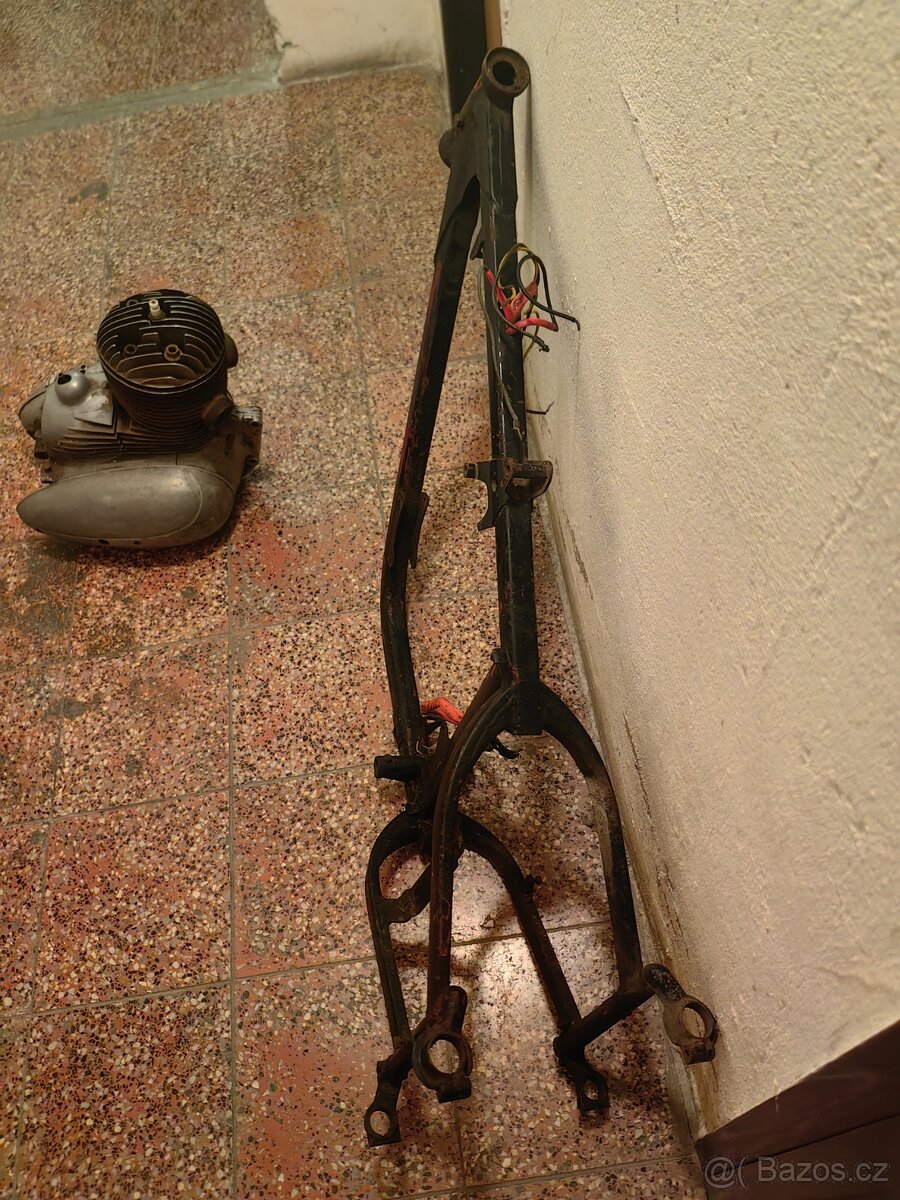 Jawa perak zbrojovka rám a motor - 13