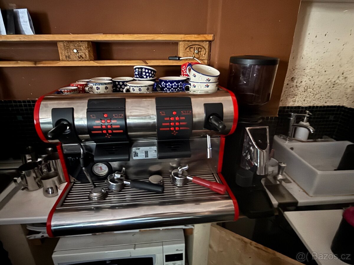 Vybavení menší kavárny - 13