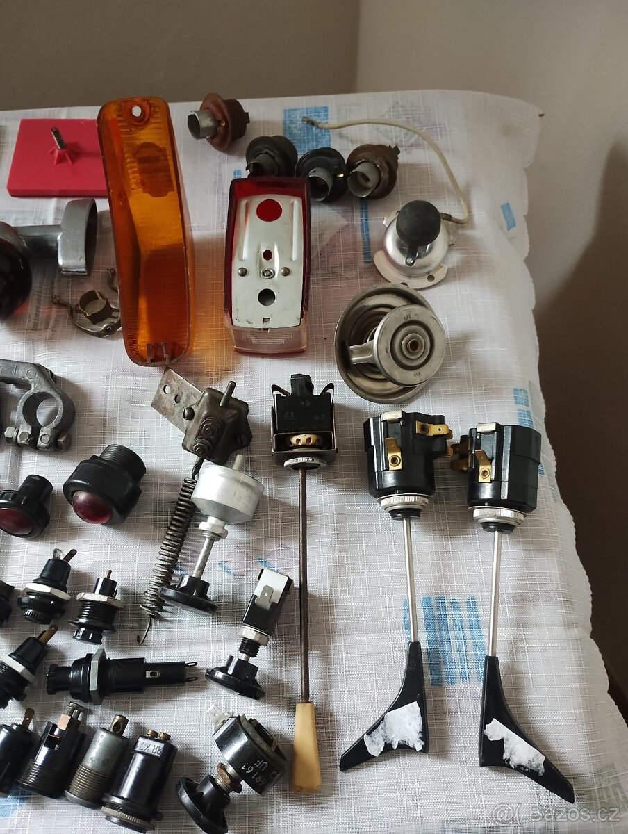 Směs náhradní přepínačů, světel a dílů na veterány ŠKODA - 13