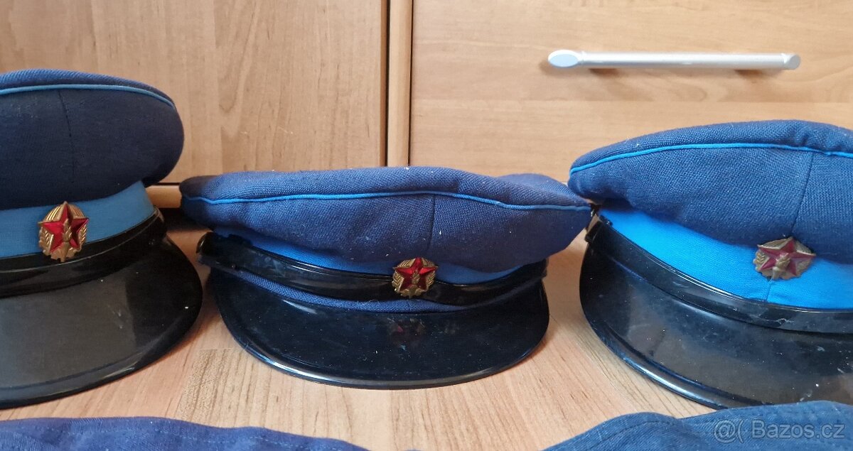 Hasičská helma,přilba s hřebenem a odznaky,čepice,sekerka - 13