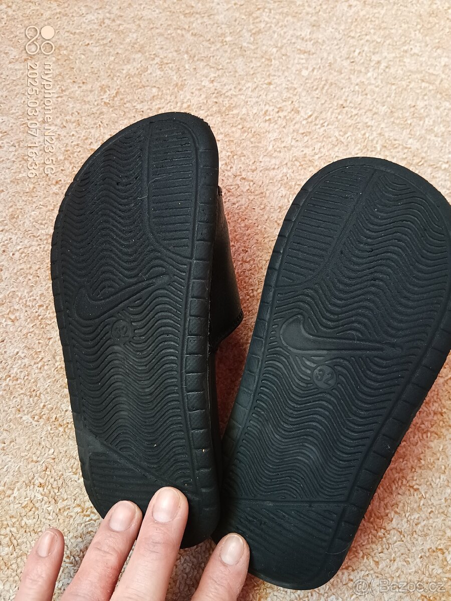 Pantofle zn."NIKE" vel."32" - 13