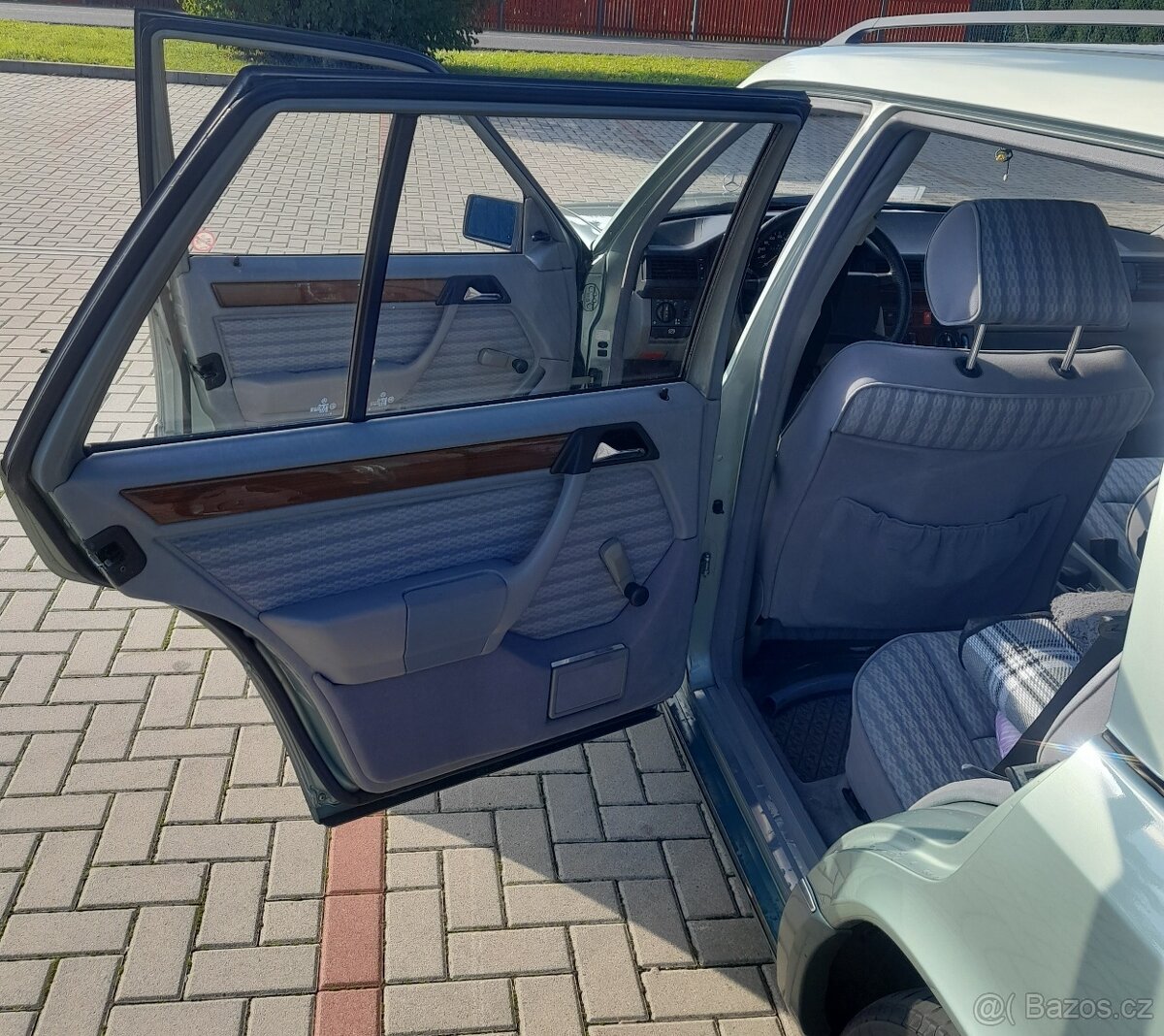 Mercedes Benz S124 200TE - 13