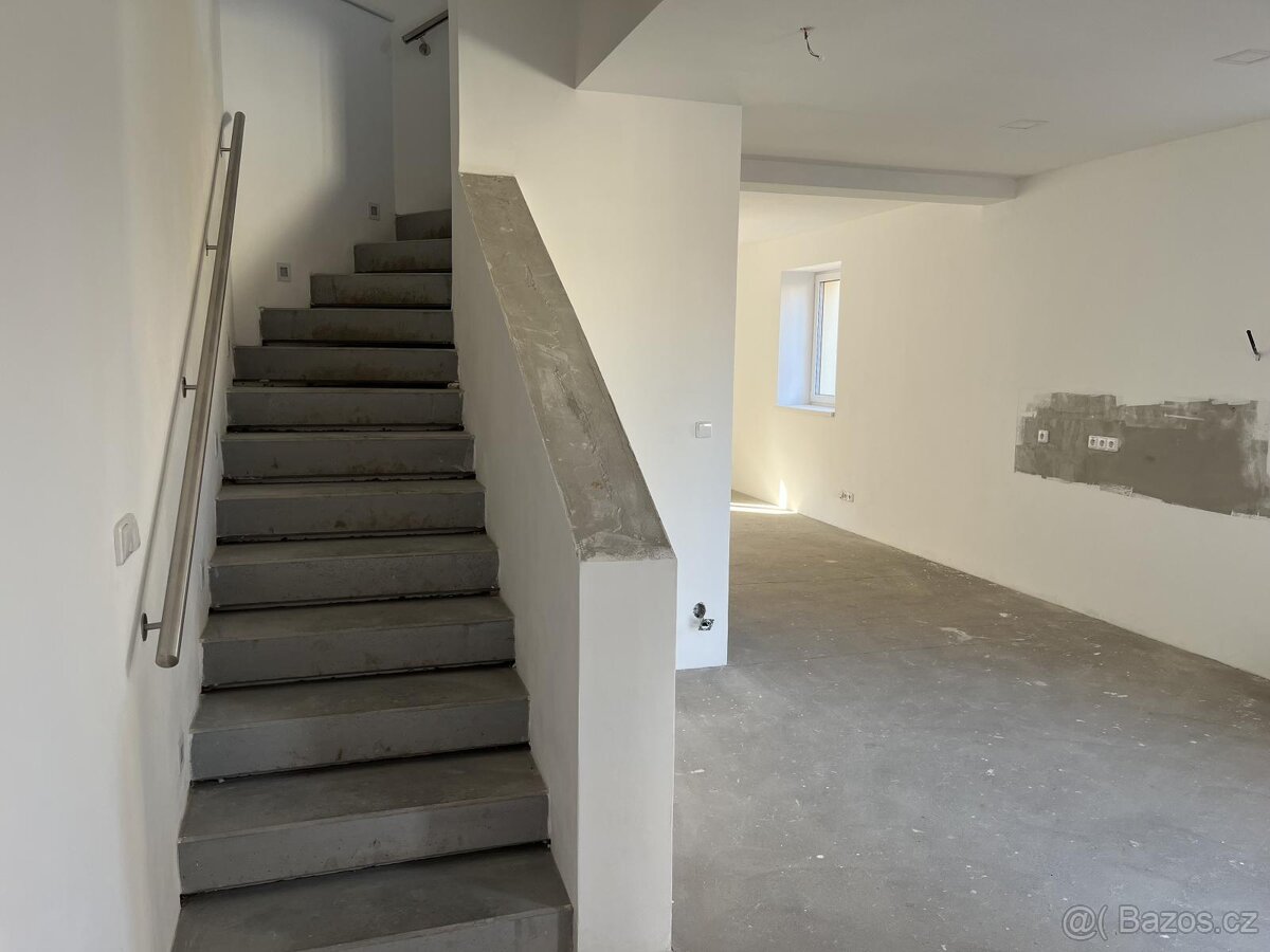 Prodej RD po kompletní reko. dvě bytové jednotky zahrada 710 - 13