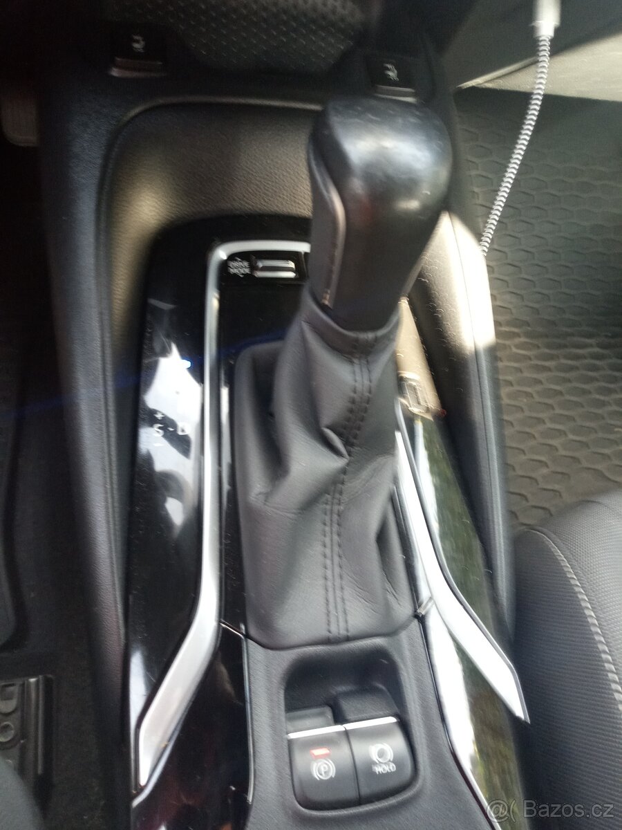 Toyota Corolla 2.0 hybrid kombi - 13
