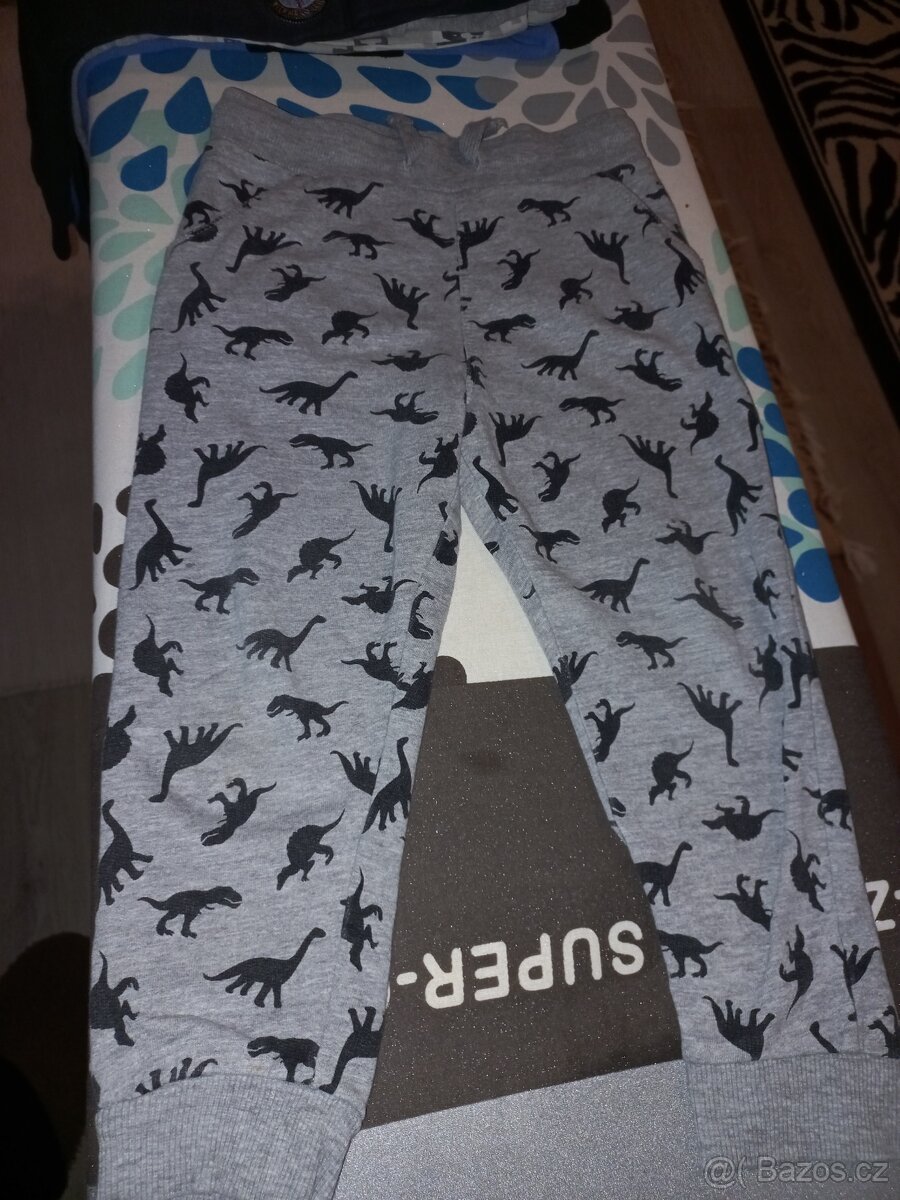 11 kusů hlapecké tepláčky+trička vel.98-104 - 13