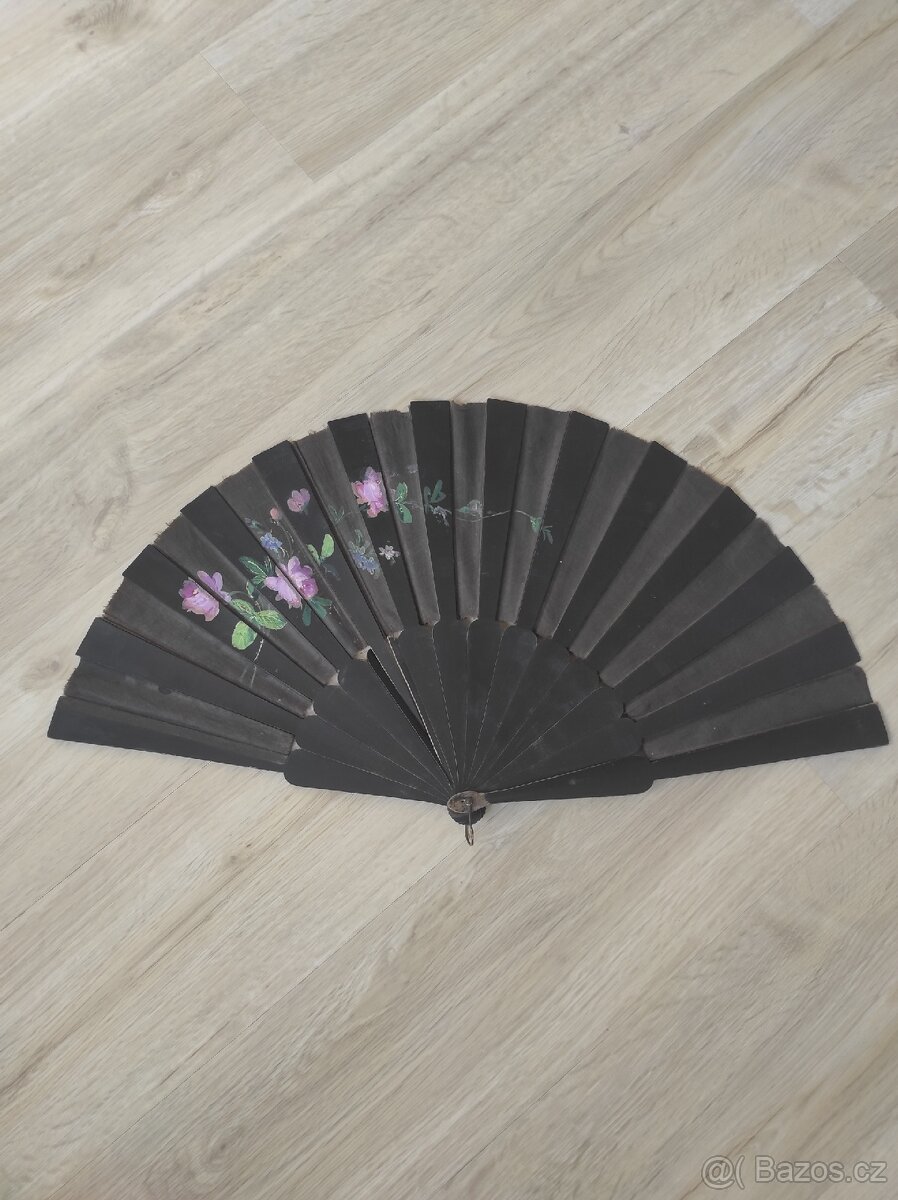 Starožitné ručně vyšívané dečky, broušená mísa, vějíř - 13