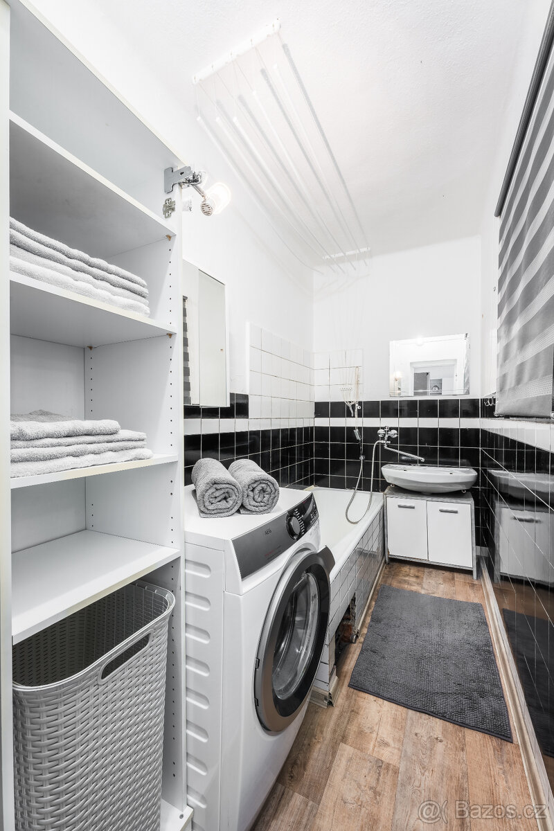 Rodinný dům 6+2 s 2 garážemi - 13