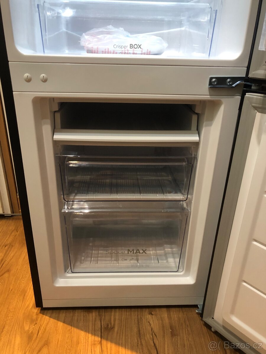 Malá lednice s mrazákem Siguro BF-c241y zánovní - 13