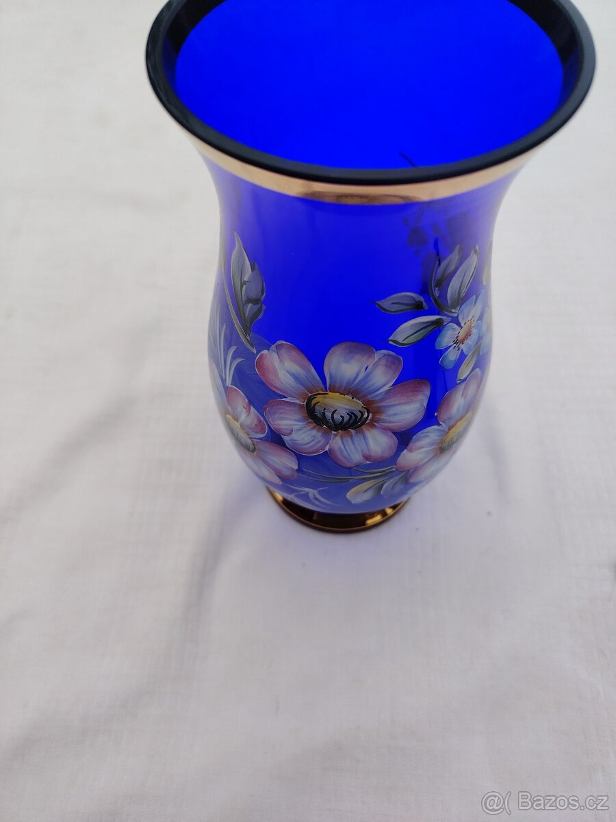Modrá skleněná váza s bílo-béžovými květy - 13
