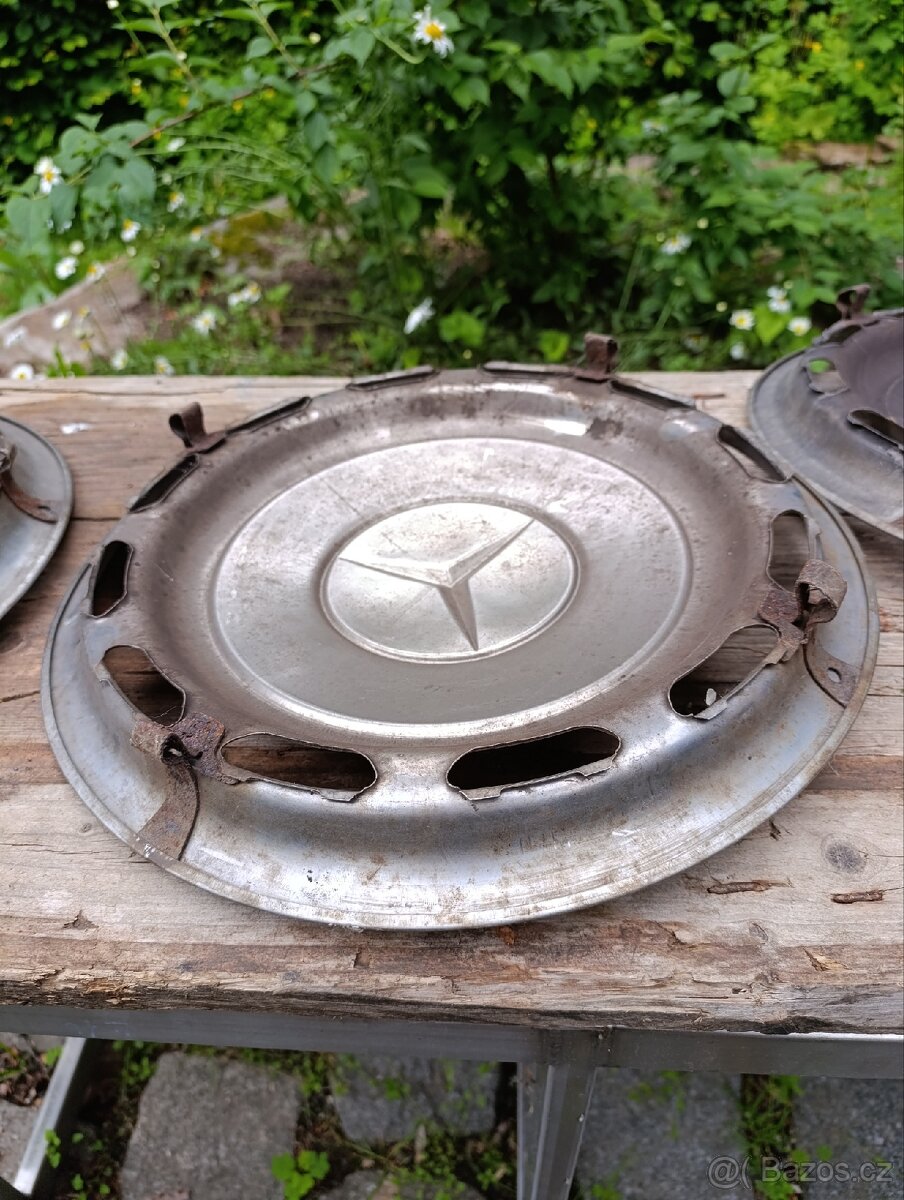 Set starých, kovových puklic na Mercedes - 13