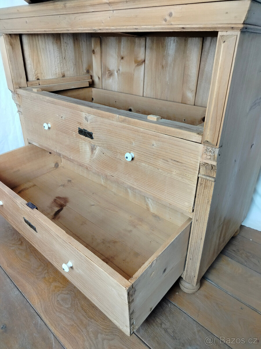 Starožitná šuplíková komoda - 13