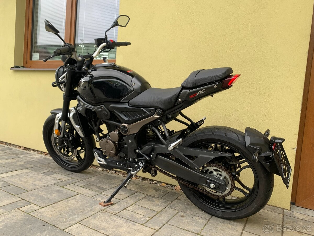 VOGE 300 AC - 13