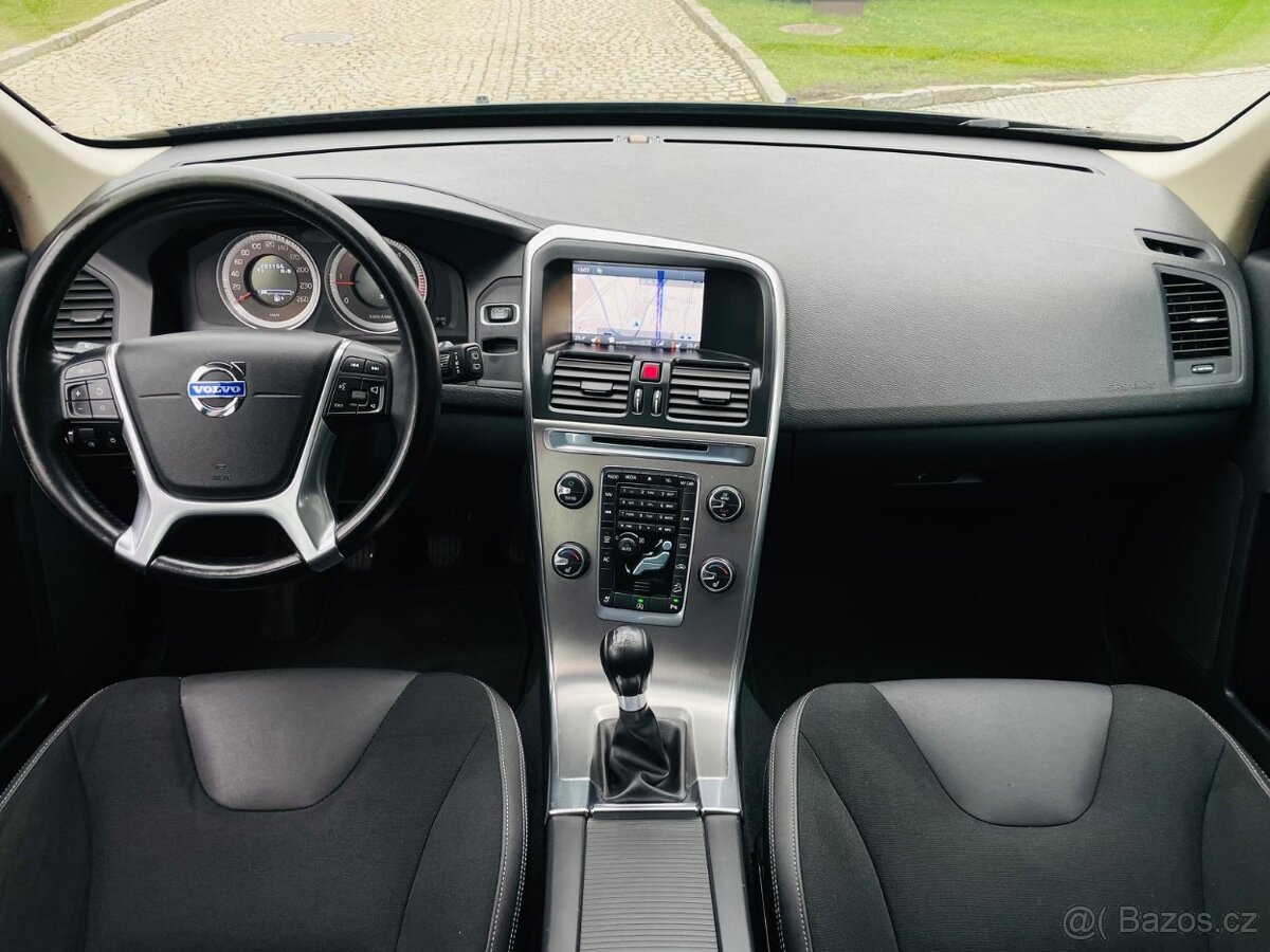 Volvo XC60 2.4D 5VÁLEC 120KW 4x4 MANUÁL VÝHŘEV SERVISKA - 13