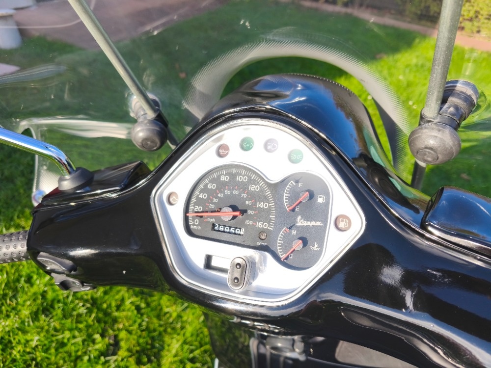 Vespa GTS 300 i.e. (2013) pěkná + doplňky + komplet servis - 13