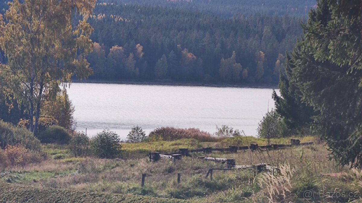 Prodej stavebního pozemku 900 m² s výhledem na jezero - 13