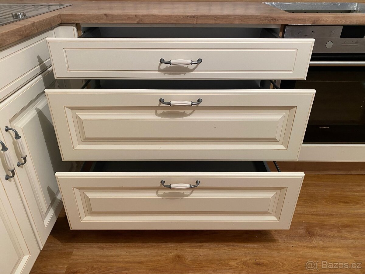 Moderní kuchyňská linka bez spotřebičů - 13
