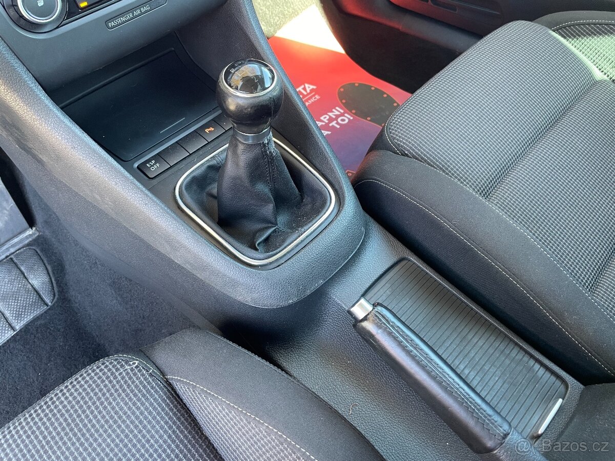 VW Golf 1.6 MPi Senzory, ALU, Výhřev Sedadel - 13
