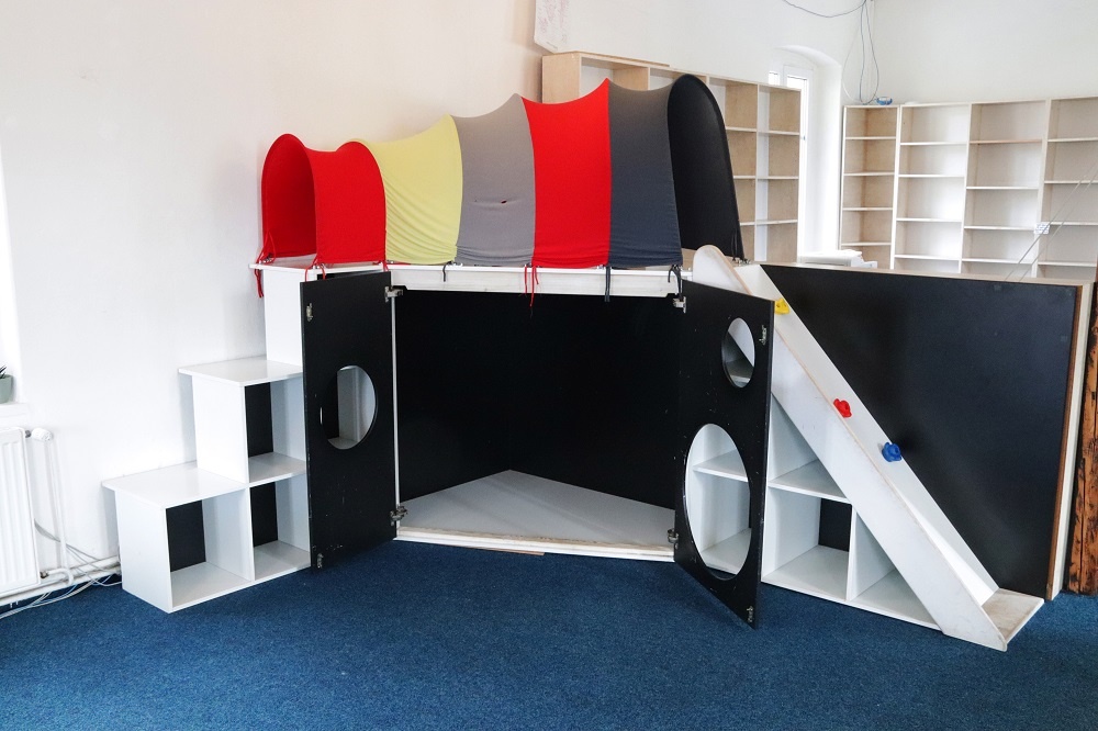 Dřevěné regály, dětský herní kout - prodej - 13