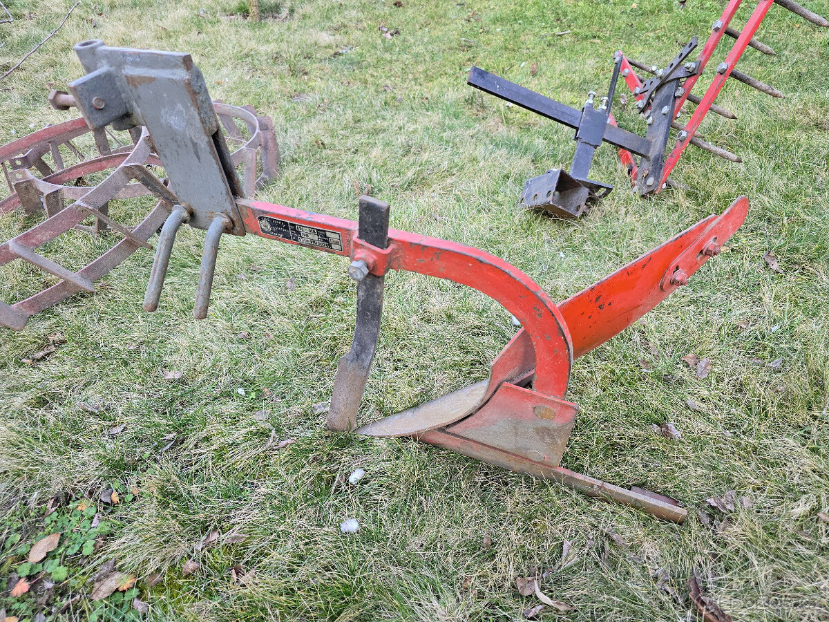 Malotraktor s vozíkem a příslušenstvím. - 13