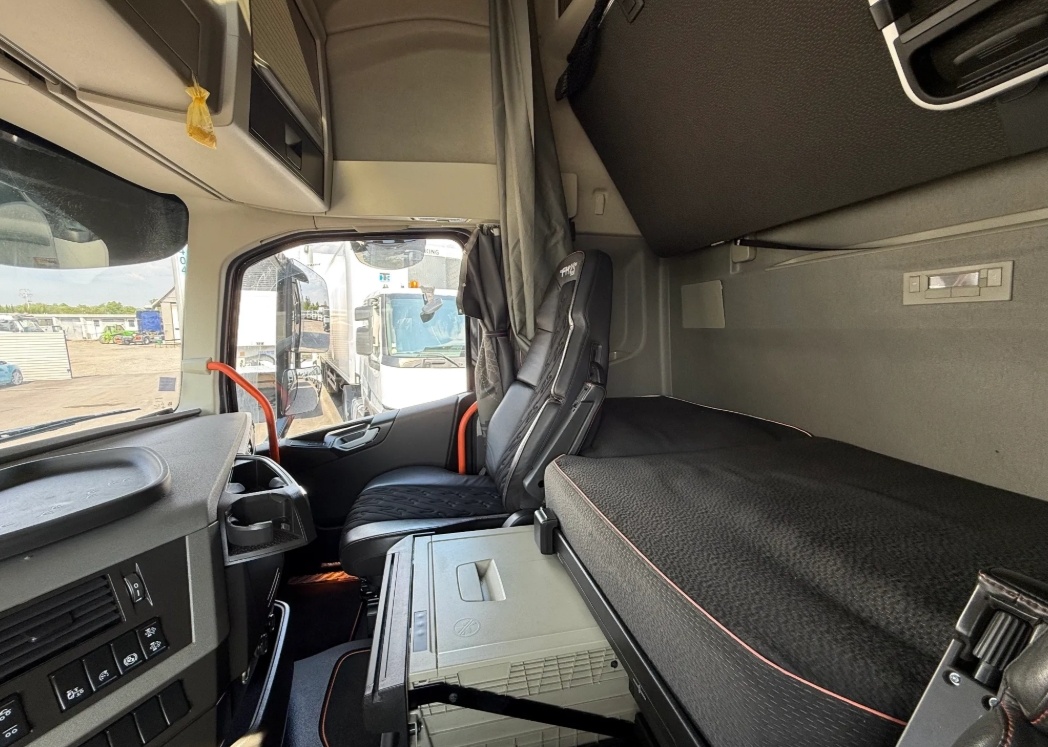 Volvo FH16 660 6x2 E6 - souprava skříň - 13