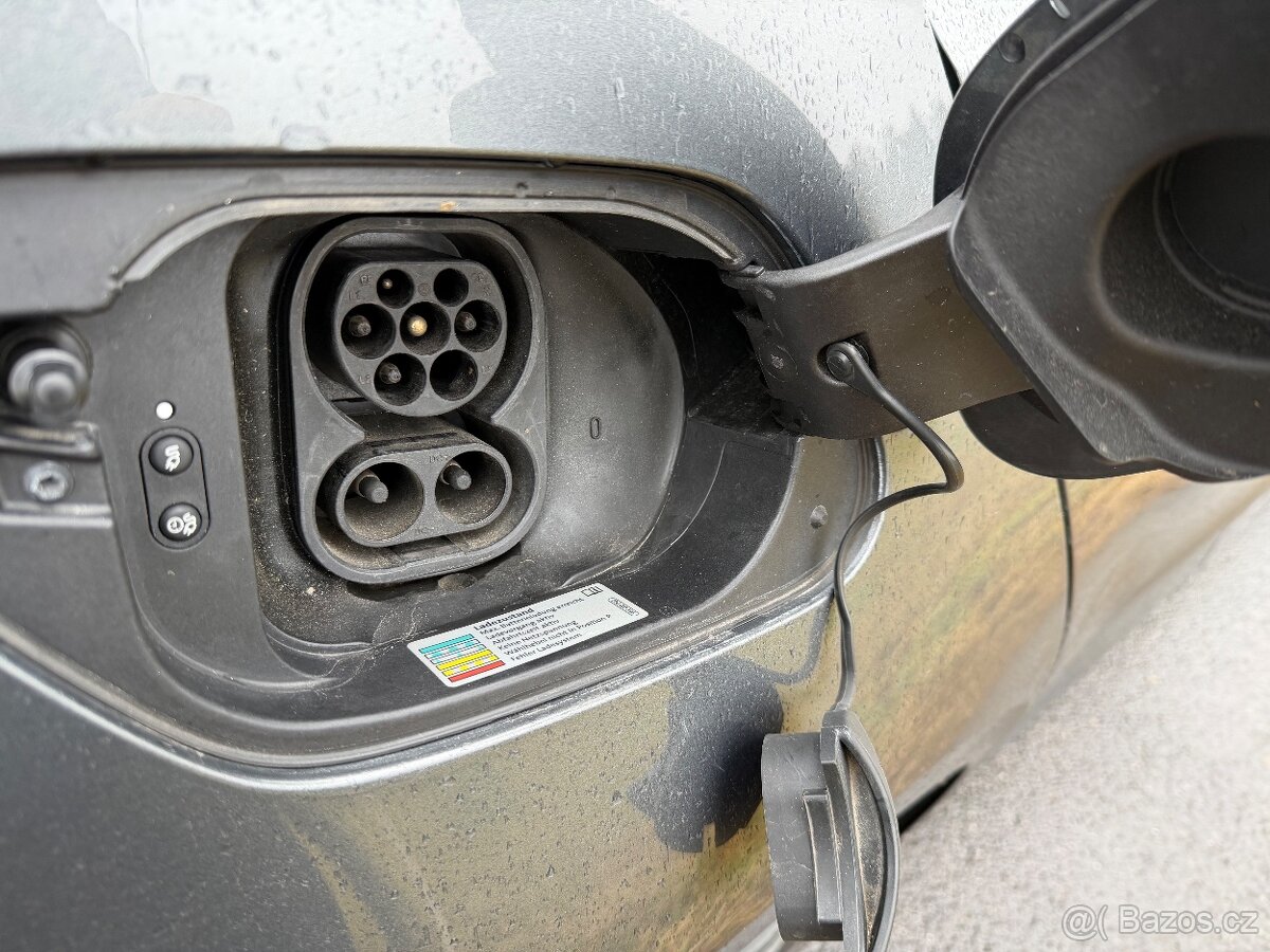 Volswagen e-Golf 100kW FCL/TČ/VIRTUAL/KESSY/DPH - 13