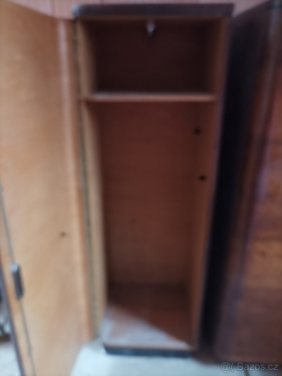 SKŘÍŇ policová - pěkný stav// SKŘÍŇ TON - ŠATNÍ + ÚZKÁ SKŘÍŇ - 13