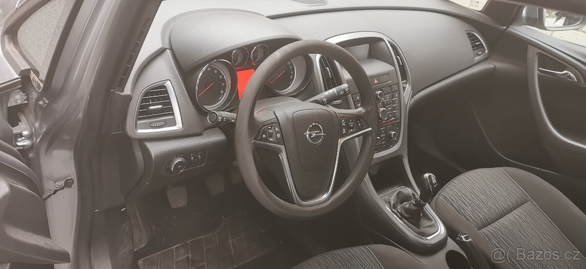 Prodám Opel Astra j sports tourer 1.4 88kw rv. 2013 - 13
