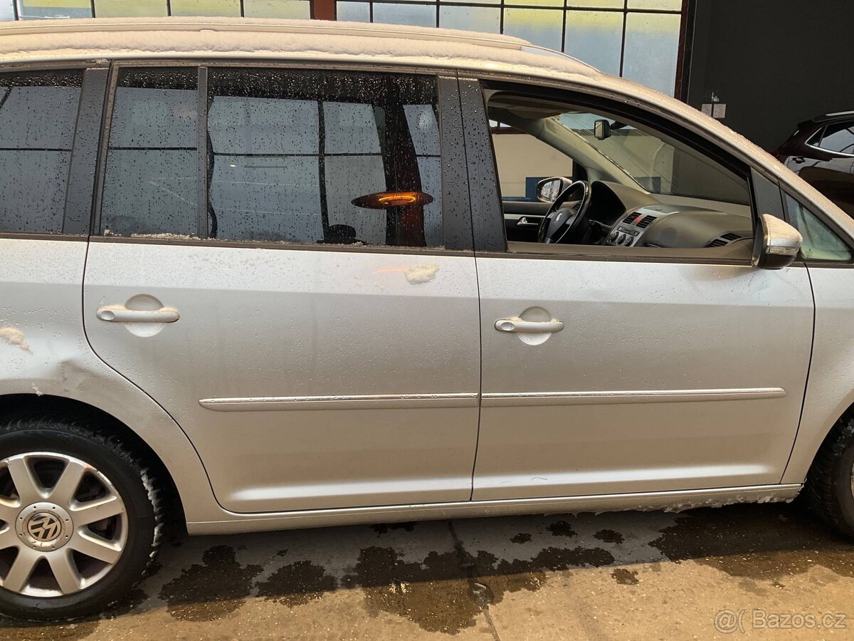 Touran 1.9TDI 77kW,7.Míst,Webasto,Tažné,Bez koroze - 13