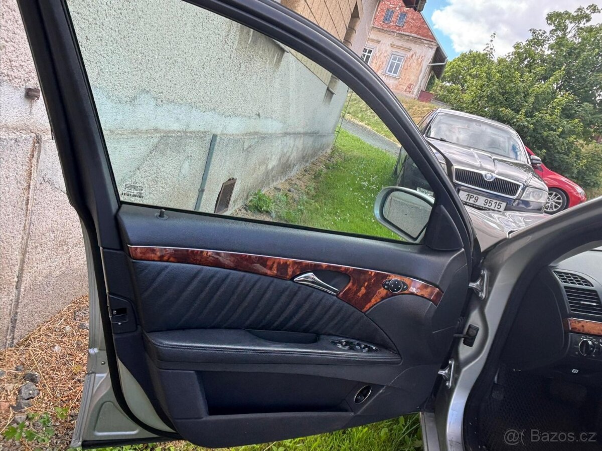 Mercedes W211 2004 Elegance, před facelift, Bouraný - 13