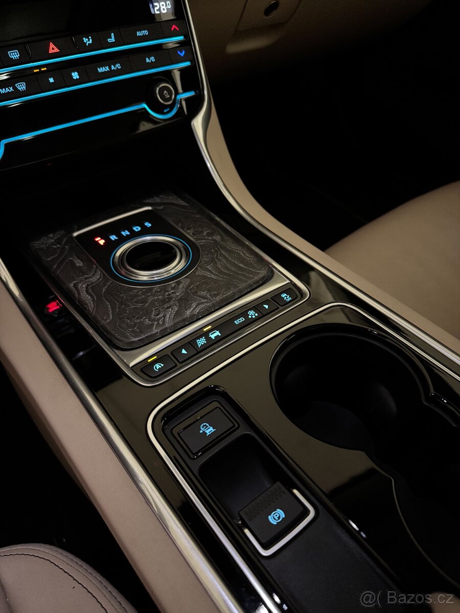 Jaguar XE 2.0D R-SPORT - 13