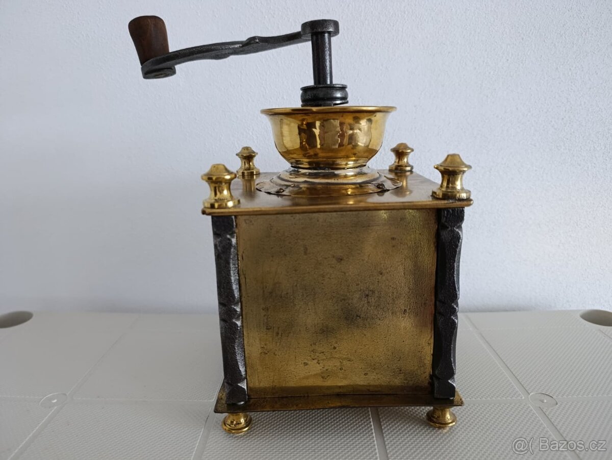 Velmi starý mosazný mlýnek na kávu, kované sloupky - 13