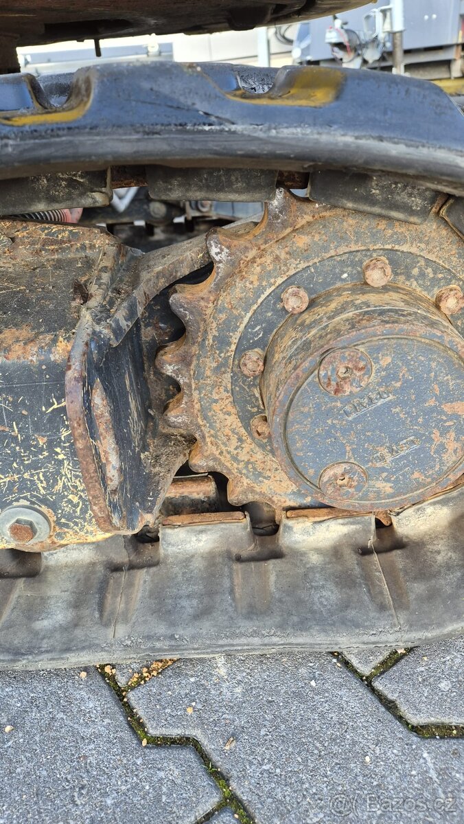 Komatsu PC18R-3 - 13