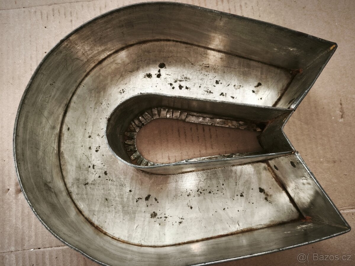 Starožitná forma ve tvaru podkovy - 13