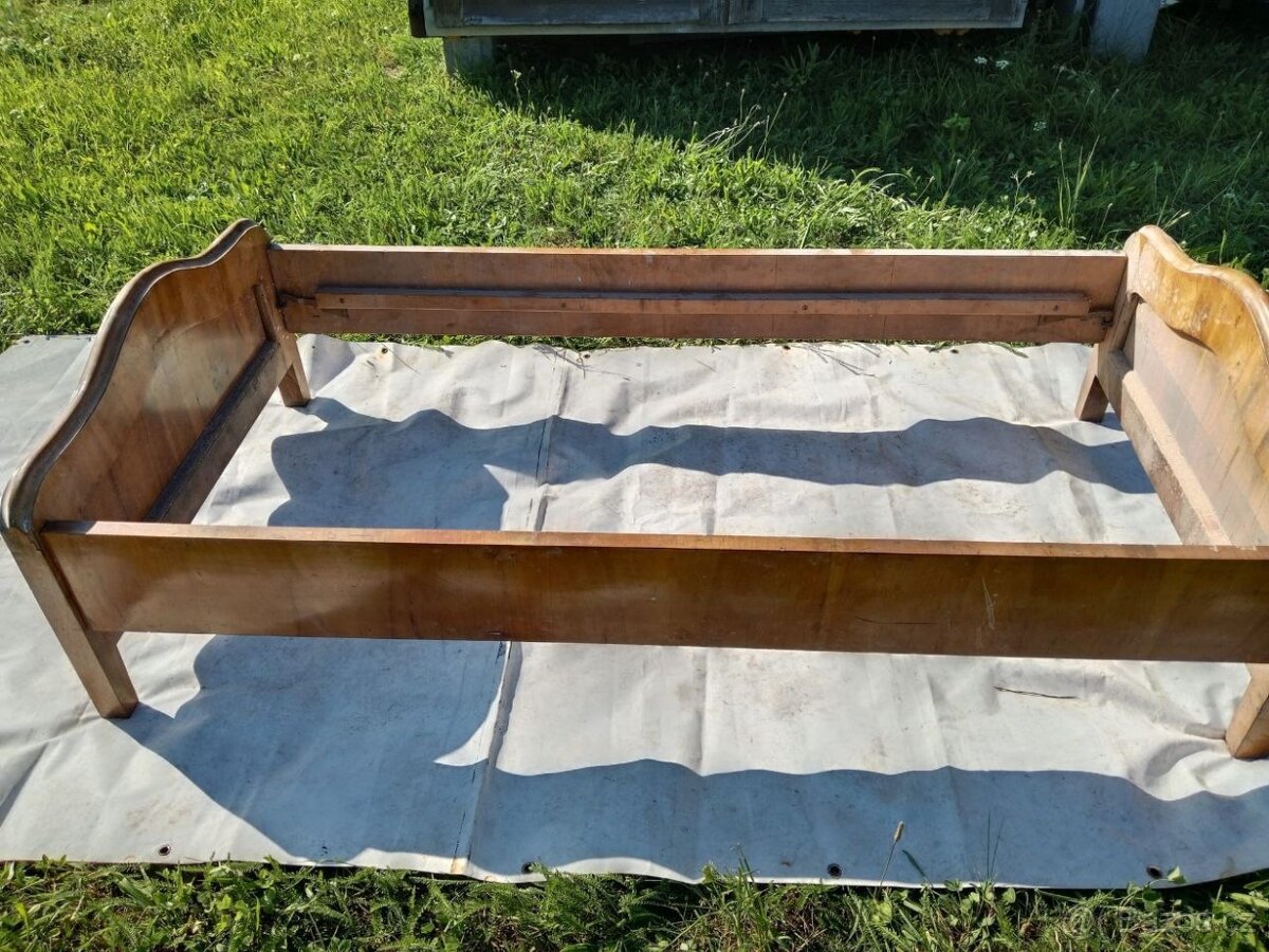 Válendy, skříňky, postele, staroýitmé postele po prababičce - 13