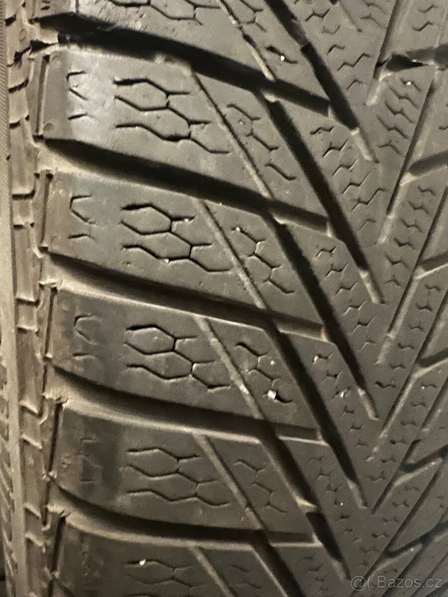 4 zimní pneu na plecháčích - 185/60 R15 Nokian a Continental - 13