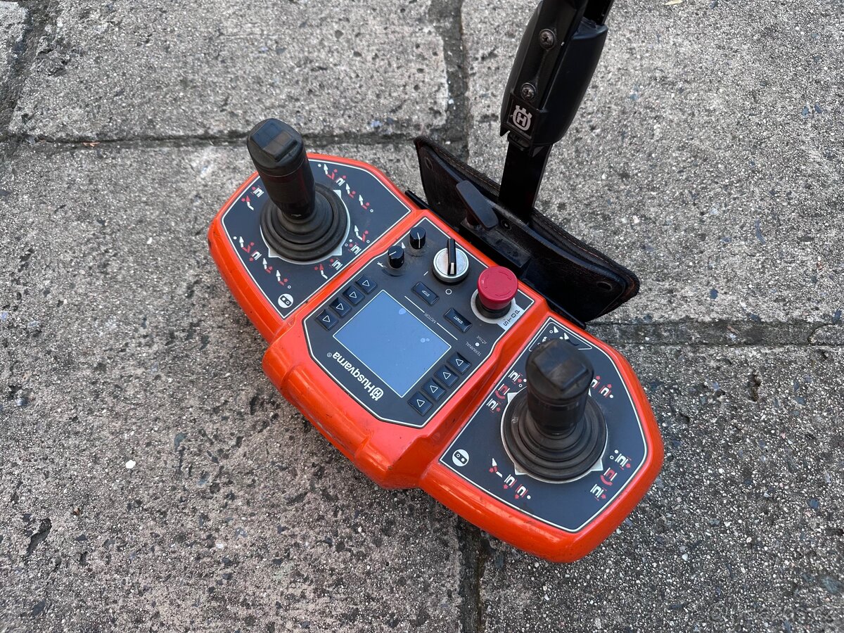 Demoliční robot/bagr Husqvarna DXR300 - 13