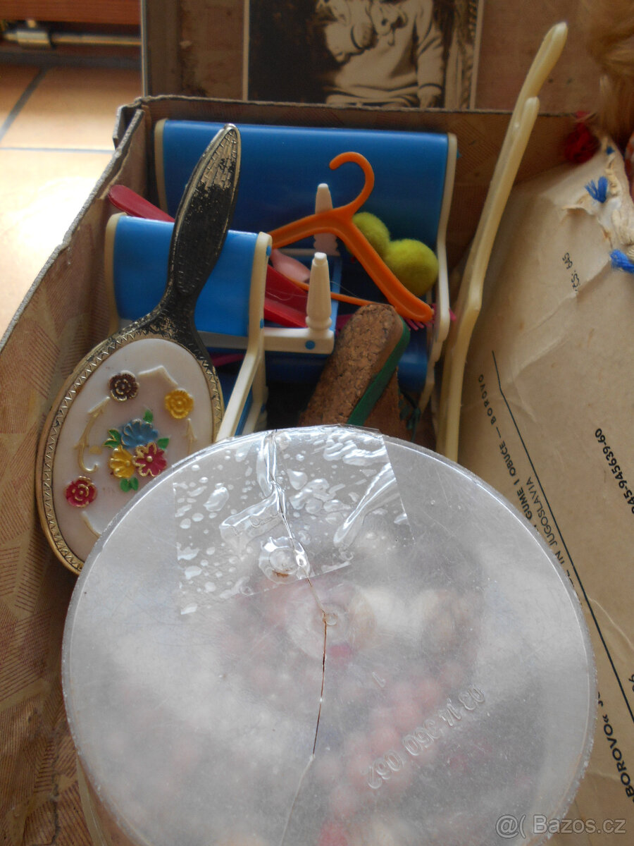 STARÝ KUFŘÍK, PANENKY - 7x, OBLEČKY, NÁBYTEK, DOPLŇKY - 13