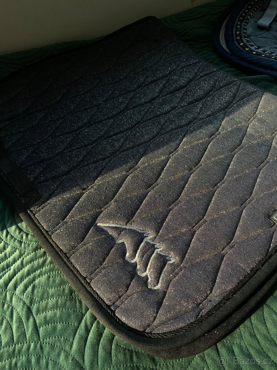 Krásná Podsedlová dečka EQUILINE diamac logo VS black-třpyt. - 13