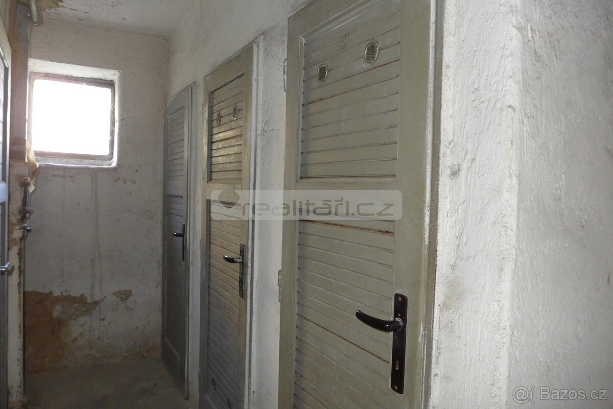 Prodej prostorného cihlového bytu 2+1 s komorou v Plzni na D - 13